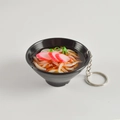 Realistischer PVC Japanischer Udon-Nudeln Schlüsselanhänger mit Fischkuchen in schwarzer Schale - Schinkennudeln - Mit Schlüsselanhänger