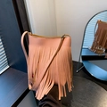 Schicke rosa Fransen-Beuteltasche aus Leder mit verstellbarem Schultergurt - Rosa
