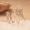 Dettaglio macro della finitura martellata argento e struttura ovale su bracciale aperto - Argento