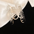 Primer plano del brazalete de mariposa calada plateada con textura plisada - Estilo Forma de Mariposa Hueca Plateado (40#)