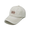 Primer plano de gorra de béisbol crema con bordado hello marrón oscuro y tejido de sarga fina - M (56-58cm) / Beige