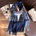 Dettaglio di sciarpa a quadri con frange su un vassoio in un ambiente di moda e stile - Blu Notte a Quadri (WT184-1)