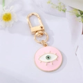 Rosa Evil Eye Schlüsselanhänger mit goldenem D-Ring und buntem Emaille-Anhänger - Rosa Wimpern-Emaille-Auge