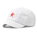 Dettaglio del ricamo a stella rossa su un cappellino da baseball bianco a visiera corta - Regolabile / Bianco Con Stella Rossa (Tesa Corta)