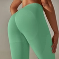 Dettaglio dei leggings senza cuciture verde menta con effetto push-up e trama traspirante - Verde chiaro