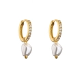 Detalle de pendientes de aro dorados con microcircones y perlas barrocas - Perla Dorada