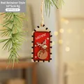 Etichetta natalizia in legno rosso con renna su ramo di pino, testo Welcome, 10x5cm - Renna Sciarpa Rossa-Welcome