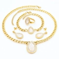 Vierteiliges goldenes Schmuckset mit weißen Muschelanhängern in Tropfenform - Weißer Perlmutt-Stil (KS201001-LX)
