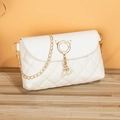Bolso acolchado blanco con cadena dorada, herraje de orejas de gato y perlas - Blanco