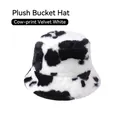 Détail du chapeau bob en peluche avec motif vache noir et blanc et texture fausse fourrure - 57-58cm (Ajustable) / Imprimé Vache Noir