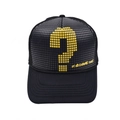 Detailansicht der schwarzen Netzkappe mit gelbem Fragezeichen und Slogan-Stickerei - Gelb (Fragezeichen Mesh Cap)