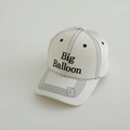 Dettaglio del ricamo Big Balloon e cuciture a contrasto su cappellino in cotone beige - 52-54cm (3-8 Anni) / Bianco Sporco