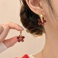 Eleganti orecchini a cerchio con fiori rosso scuro, dettagli dorati e design floreale a cinque petali - Cerchio Oro con Fiore Rosso Vino Scuro (84#) / Oro-Rosso