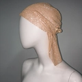 Detalle de durag de rejilla oro champán con pedrería brillante y cola larga - Estilo Corto / Color Piel