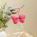 Llavero de lazo acolchado rosa con anillo de perlas blancas para bolsos de mano - Rosa Puff