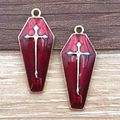 Détail de pendentifs cercueils gothiques en émail rouge et croix dorée pour bijoux DIY - Croix Rouge & Or