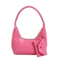 Rosafarbene Schultertasche mit Webstruktur und passendem Mini-Anhänger auf Weiß - 23*7*19cm / Rosa