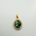 Détail du pendentif doré ovale serti d'une nacre d'abalone et de cristaux brillants - Ovale (Coquille d'Abalone)
