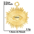 Dettaglio macro del ciondolo a sole dorato con dimensioni precise e finitura lucida - Oro