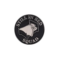 Spilla smaltata rotonda nera Still In Bed Squad con bordo in metallo argento - Still In Bed Squad