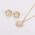 Primer plano detallado de pendientes y collar de flores doradas con perlas y cristales - Estilo Flor con Diamantes de Imitación y Perlas