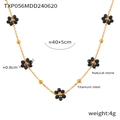 Detalle de cadena dorada de acero de titanio con flor de piedra natural negra y cuentas - Collar de Oro
