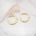 Pendientes de aro en C huecos bañados en oro de 18k con textura martillada irregular - Estilo Martillado Irregular en C (ZYN-DME075G)