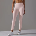 Gros plan du legging de yoga rose pâle taille haute sans couture en tissu de compression - XS / Rose Clair