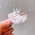 Pinza de pelo corona plateada con pedrería, lazo rosa y malla blanca con puntos para niña - Clip de pico de pato de 5 cm / Beige