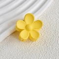 Détail d'une pince à cheveux fleur jaune mate avec un design à cinq pétales sur plateau - Jaune Citron