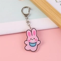 Porte-clés lapin rose en acrylique avec bavoir bleu et anneau en métal argenté - Lapin Mignon