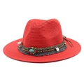 Detail van de rode strohoed met etnische kralen en een groot accent van turquoise steen - Rood