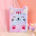 Vue détaillée du carnet chat en peluche avec dégradé violet et oreilles pailletées - Tie-Dye Violet