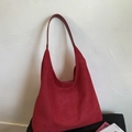 Sac hobo rouge en daim avec texture lisse et design épuré pour un style chic au quotidien - Avec sac intérieur / Rouge