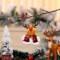 Detailansicht eines Rentier-Plüsch-Anhängers mit Karo-Schal am Weihnachtsbaum hängend - Elch
