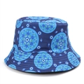 Dettaglio del cappello a secchiello con motivi mandala blu e simboli dell'occhio greco - Stile B Blu Notte