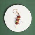 Portachiavi con spiedino di carne e cipollotto, ciondolo in resina 5cm con anello dorato - Spiedino di carne con cipollotto