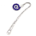 Dettaglio di un segnalibro in metallo argento con rilievo sole e stelle e perla blu - Argento + Lapislazzuli