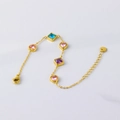 Détail d'un bracelet doré avec des pierres de zircon colorées en forme de cœur et carrées - Or/Zircone Multicolore