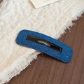 Dettaglio della trama del tessuto denim blu scuro sulla clip per capelli rettangolare - Stile Quadrato Denim Blu (HH9165)