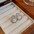 Primer plano de aretes de calabaza plateados con perlas y circonitas sobre terciopelo - Estilo de Calabaza Plateada con Pin de Plata(WE485)