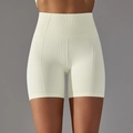 Dettaglio dei pantaloncini da yoga a vita alta senza cuciture con trama a nido d'ape - S / Bianco