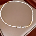 Elegante collar de perlas con cuentas geométricas doradas y cierre ajustable - Estilo de Perla Blanca Bañada en Oro Real (WN1047)