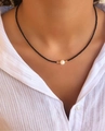 Collana sottile di perline nere con perla centrale e dettagli dorati su modella - Nero