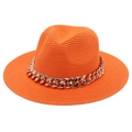 Détail du chapeau Fedora en paille orange orné d'une grosse chaîne dorée décorative - Chapeau de Paille à Bord Plat / Orange
