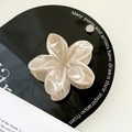 Pince à cheveux fleur élégante avec texture marbrée crème et ressort résistant - Kaki