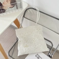 Dettaglio dei motivi geometrici all'uncinetto sulla borsa tote in pizzo bianco pregiato - Borsa a Tracolla in Pizzo di Latte