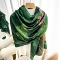 Écharpe verte imitation soie avec motifs de lotus attachée sur un mannequin blanc - Lotus Vert (Style 5)