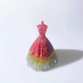 Dettaglio di una statuetta a forma di abito in resina con cristalli colorati e glitter dorati - Sfumatura Rosso Fortunato