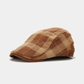 Vue détaillée de la casquette plate vintage à carreaux marron en tissu de coton texturé - Carreaux Marron